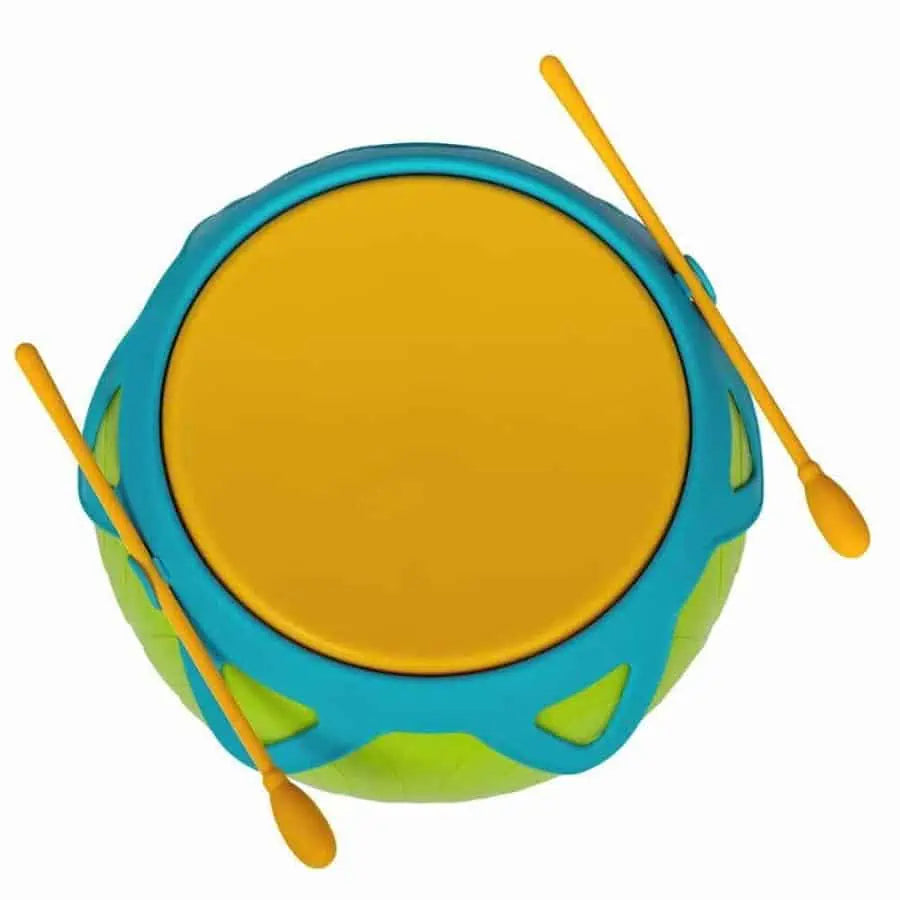 Vista superior do Super Tambor Halilit, mostrando a pele amarela e as duas baquetas laranjas cruzadas sobre ela.