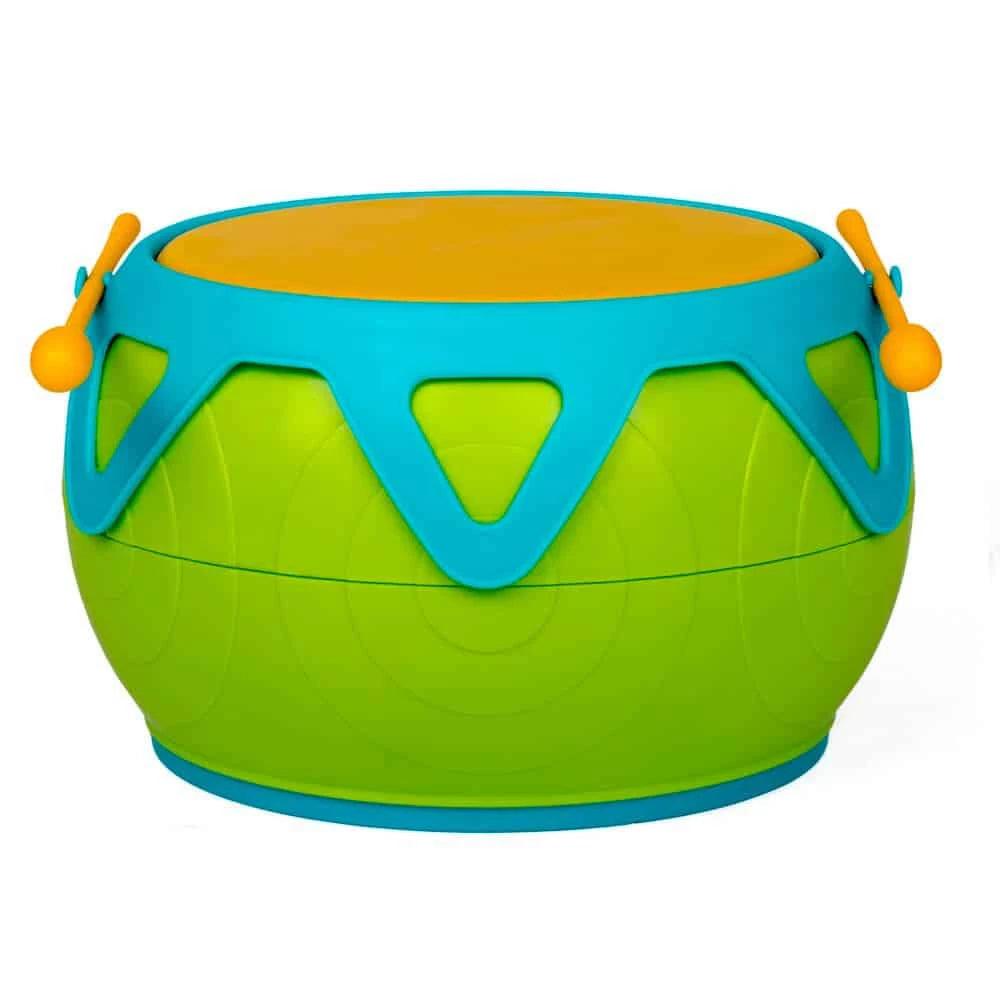 Super Tambor Halilit verde, azul e amarelo, visto de lado, com duas baquetas laranjas presas nas laterais.