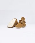 Pantufas castanhas, ideais para um estilo neutro e quente, garantindo conforto térmico.
