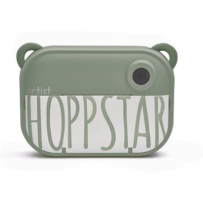 Máquina fotográfica infantil Hoppstar Artist na cor verde-azeitona, vista frontal, com a palavra "HOPPSTAR" impressa na frente.