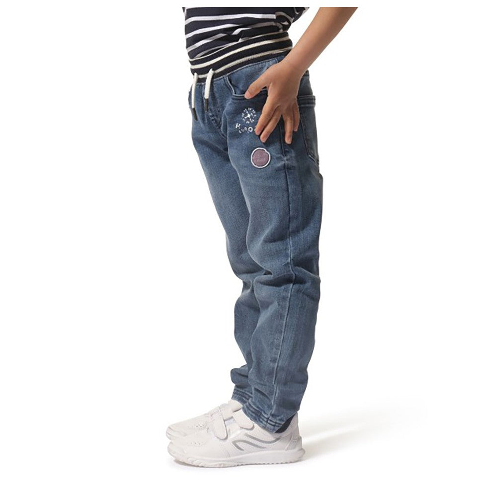 Calças de ganga Hublot Mode Marine para criança, vista lateral. Detalhe do logo e do ajuste da calça.