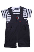 Conjunto de bebé Hublot: camisola de marinheiro listrada azul e branca com jardineiras azuis, vista frontal completa.