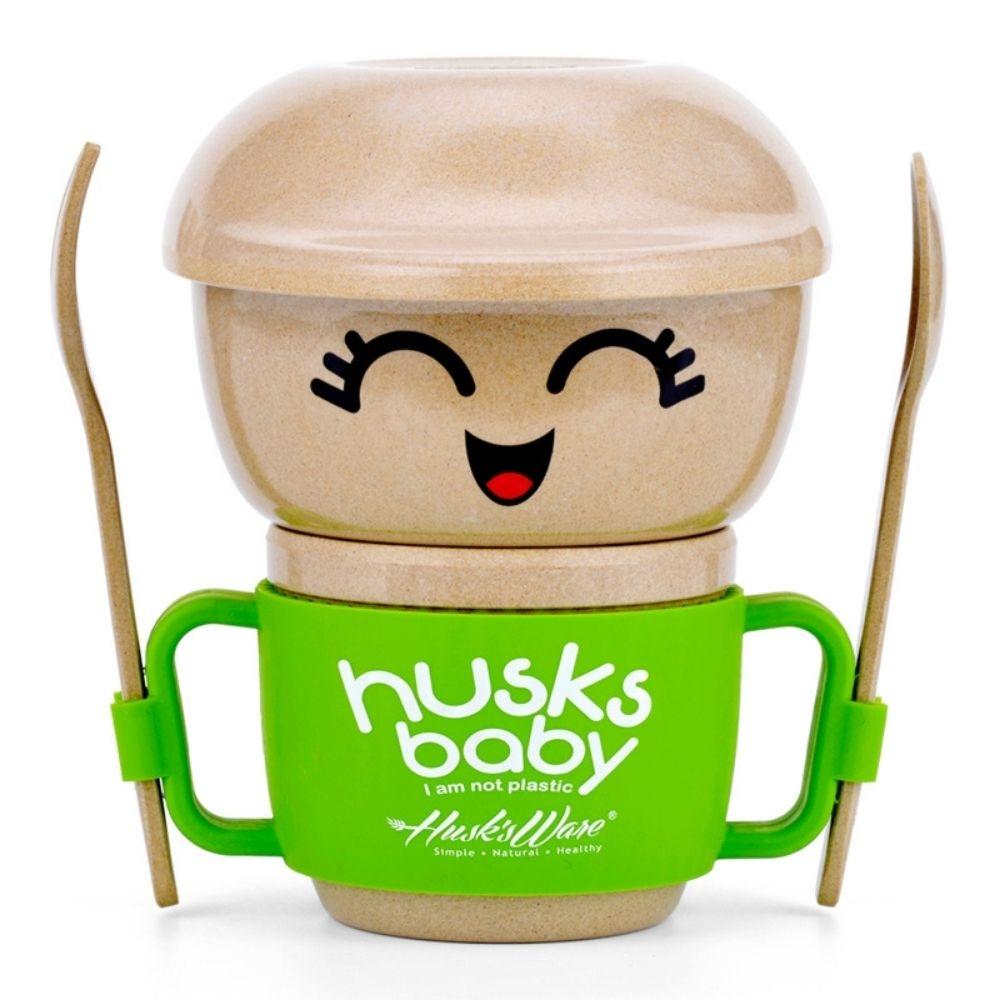 [Detalhe da textura e do logótipo Husk's Baby no prato e taça do conjunto de refeição em fibra de arroz.]