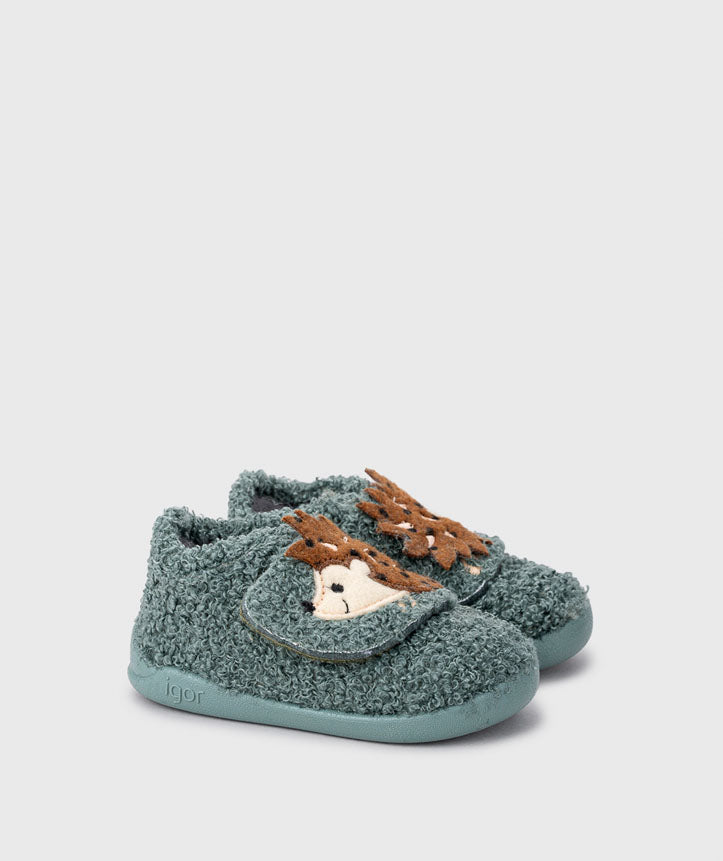 Pantufa barefoot Igor Homie Erizo Verde com detalhe de ouriço e fecho aderente.