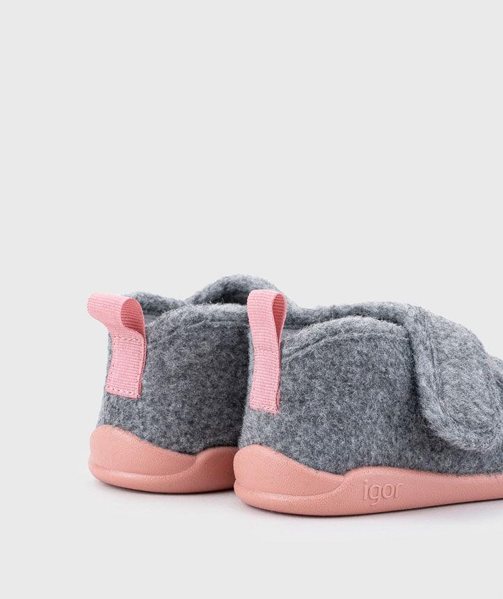 Detalhe traseiro das pantufas Igor HOMIE cinza, mostrando as alças de puxar cor-de-rosa e a sola rosa antiderrapante.