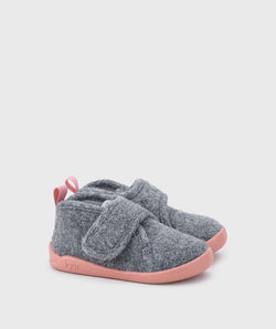 Par de pantufas infantis Igor Barefoot HOMIE cinza e rosa, em feltro, com sola rosa e fecho de velcro.