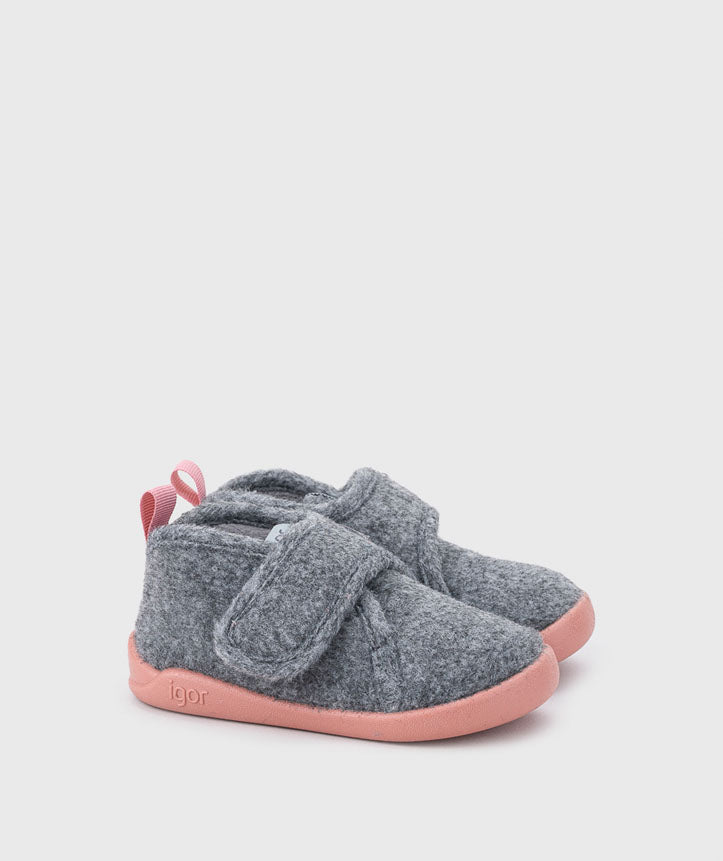 Par de pantufas infantis Igor Barefoot HOMIE cinza e rosa, em feltro, com sola rosa e fecho de velcro.