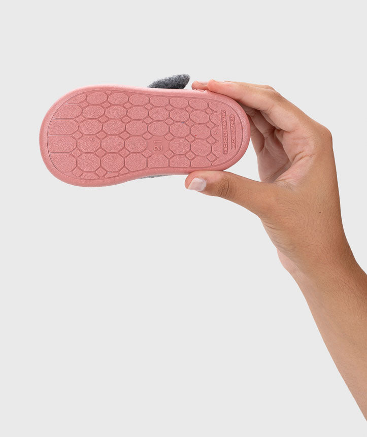 Sola em borracha rosa da pantufa Igor Barefoot HOMIE, com padrão antiderrapante e indicação do tamanho '21' e 'Made in Spain'.