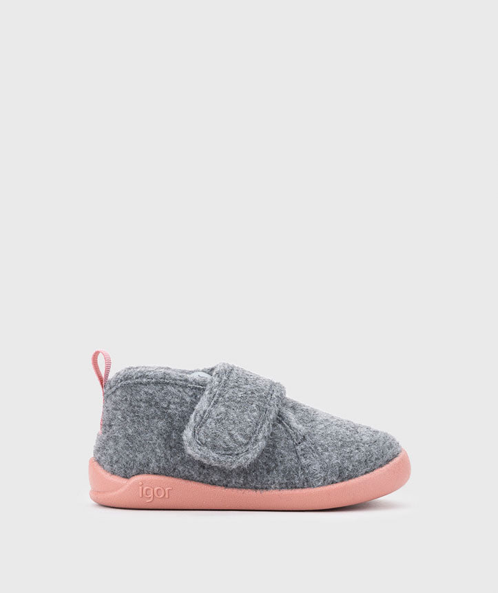 Pantufa infantil Igor Barefoot HOMIE cinza, vista lateral, destacando a sola flexível rosa e o fecho de velcro.