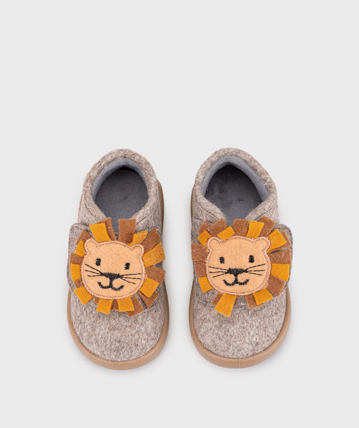 Par de pantufas infantis Igor Barefoot Leon em feltro taupe, com fecho de velcro e aplicação divertida de rosto de leão.