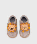 Par de pantufas infantis Igor Barefoot Leon em feltro taupe, com fecho de velcro e aplicação divertida de rosto de leão.
