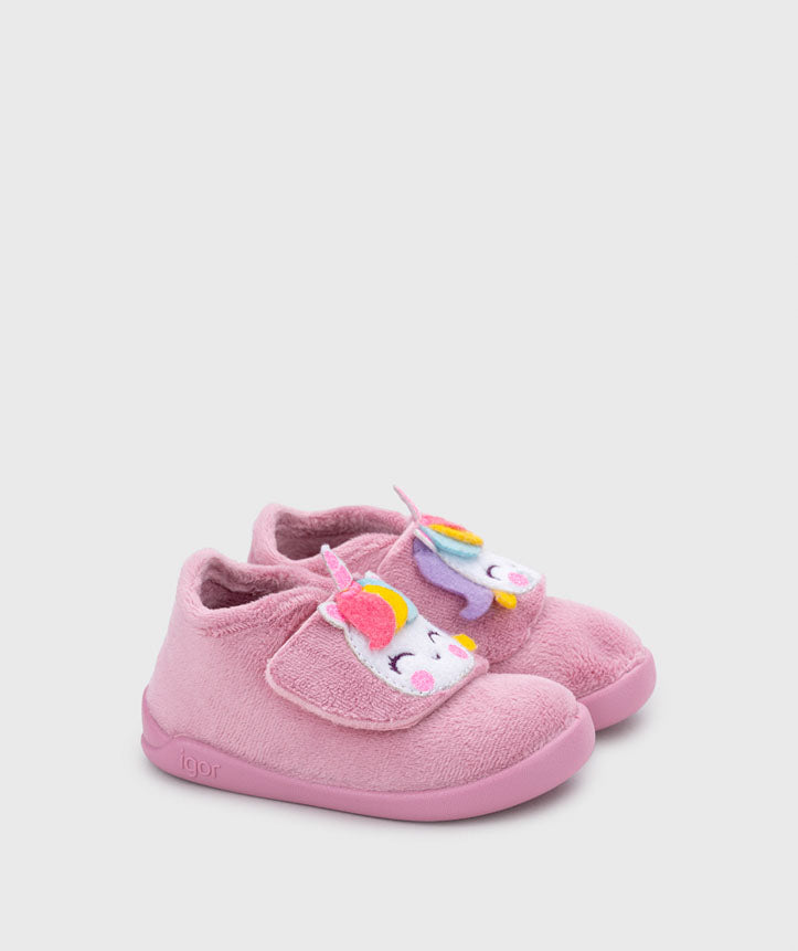 Pantufa barefoot Igor Homie em tecido rosa com fecho aderente e desenho de unicórnio