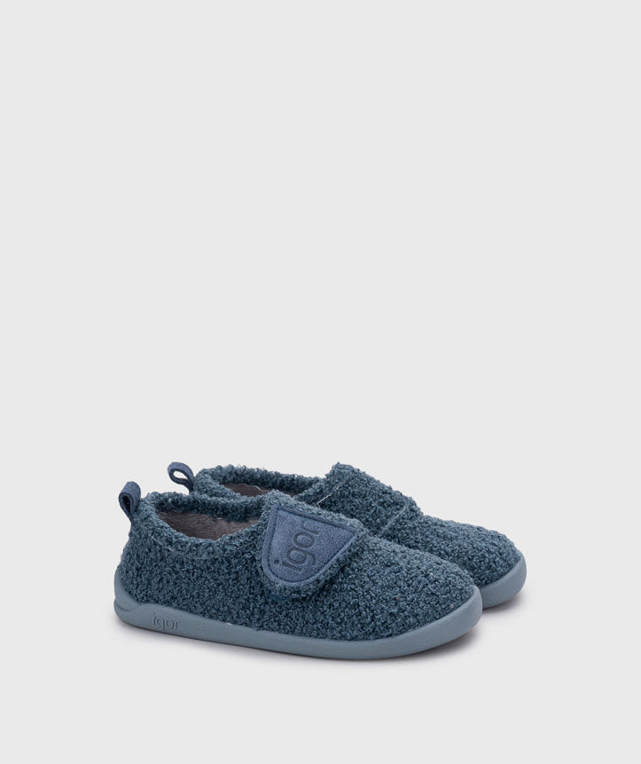 Pantufa barefoot Igor Junior Rizo em tecido atoalhado azul índigo com fecho aderente