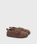 Pantufa barefoot infantil Igor Junior Rizo castanha com tecido atoalhado e fecho aderente