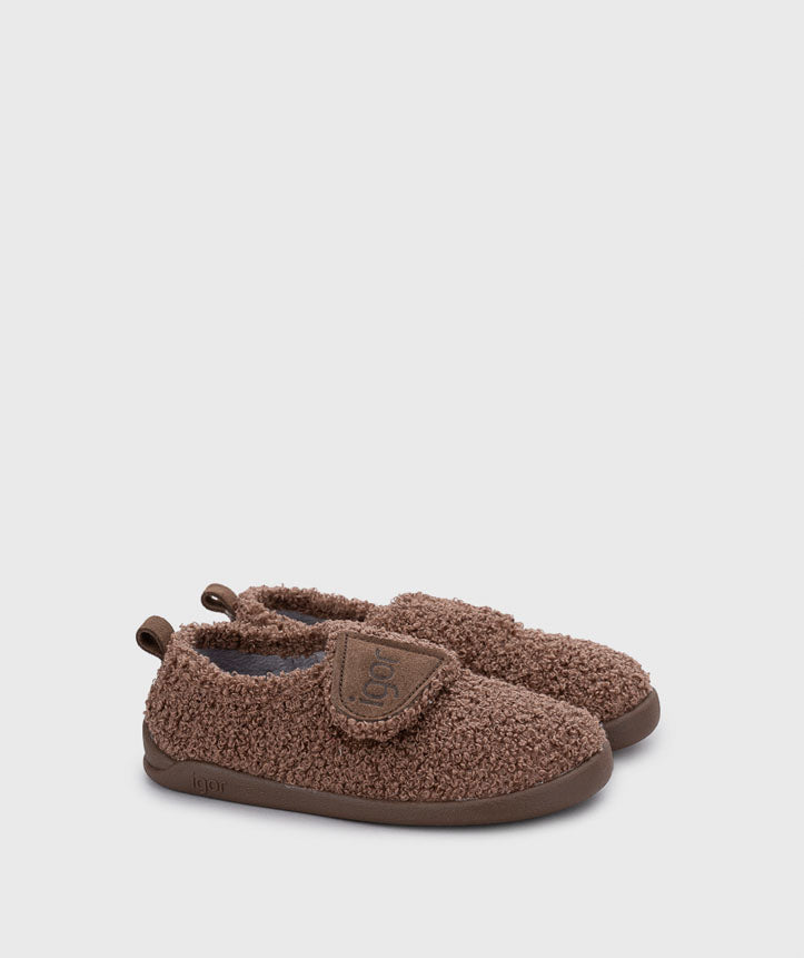 Pantufa barefoot infantil Igor Junior Rizo castanha com tecido atoalhado e fecho aderente