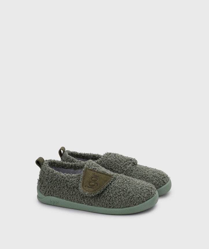 Pantufas barefoot Igor Junior Rizo em tecido atoalhado verde com fecho aderente