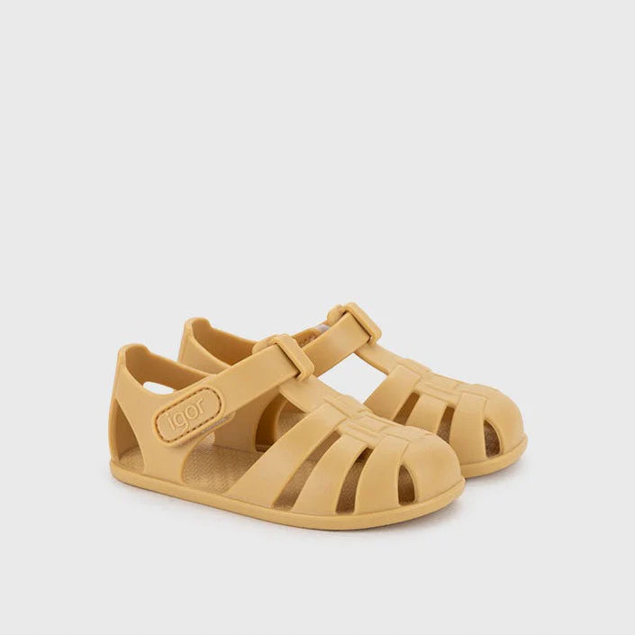 Sandália Igor Barefoot Nemo Solid em amarelo, com design aberto e fecho em velcro, ideal para o verão, oferecendo conforto e flexibilidade.