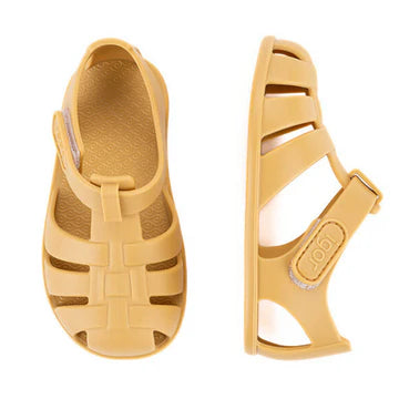 Sandália Igor Barefoot Nemo Solid em amarelo, com design aberto e fecho em velcro, ideal para o verão, oferecendo conforto e flexibilidade.