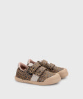 Par de sapatilhas Igor Barefoot TENNIS LEO MARROW/ BROWN em pele de camurça com padrão leopardo e fecho de velcro duplo.