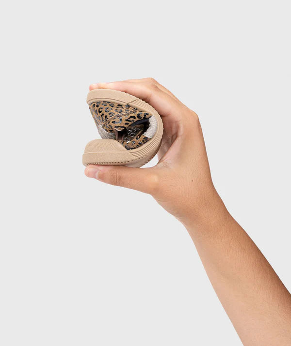 Demonstração da extrema flexibilidade da sola das sapatilhas Igor Barefoot TENNIS LEO MARROW/ BROWN, dobradas numa mão.