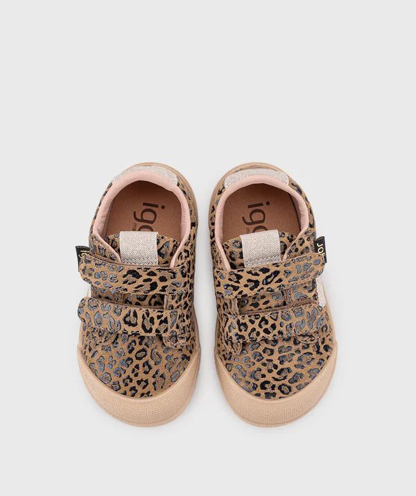 Vista superior do par de sapatilhas Igor Barefoot TENNIS LEO MARROW/ BROWN, mostrando as duas tiras de velcro e o interior com a marca Igor.