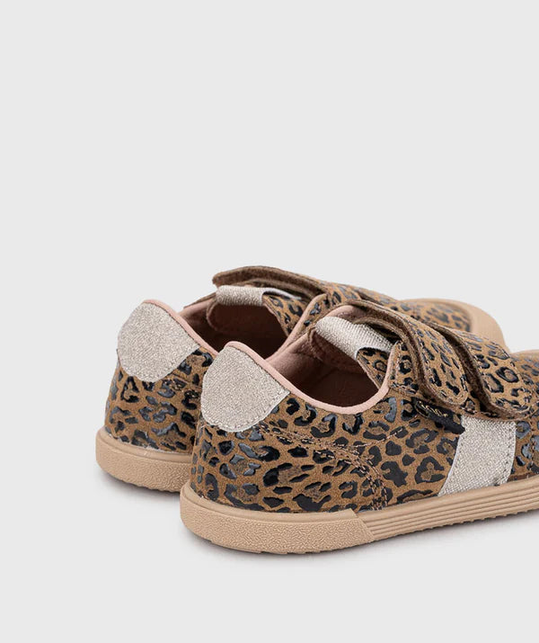 Vista traseira das sapatilhas Igor Barefoot TENNIS LEO MARROW/ BROWN em pele de camurça com padrão leopardo e fecho de velcro.