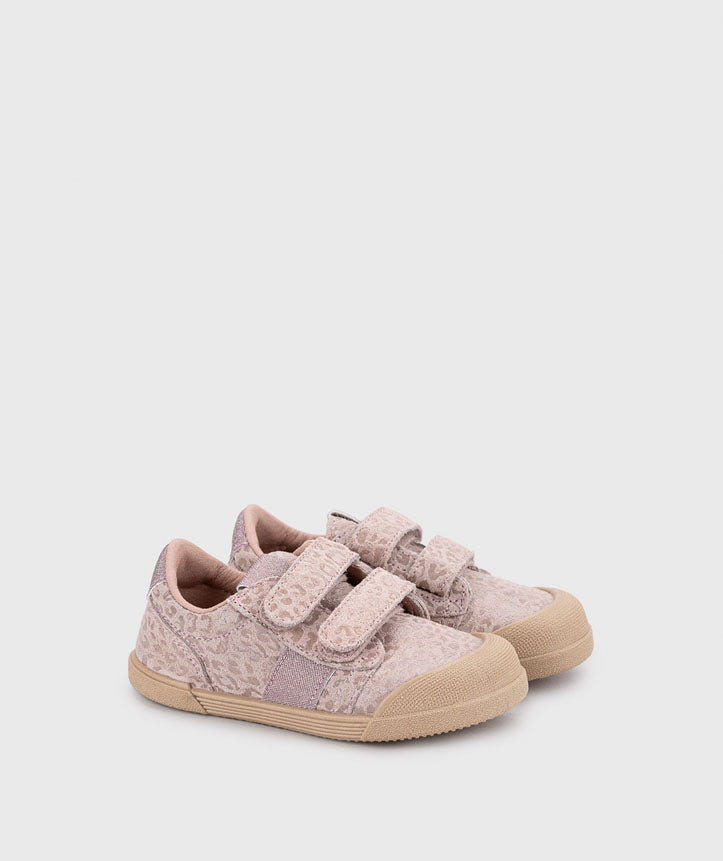 Par de sapatilhas Igor Barefoot TENNIS LEO ROSA em pele de camurça com padrão leopardo subtil, fecho de velcro e sola bege.