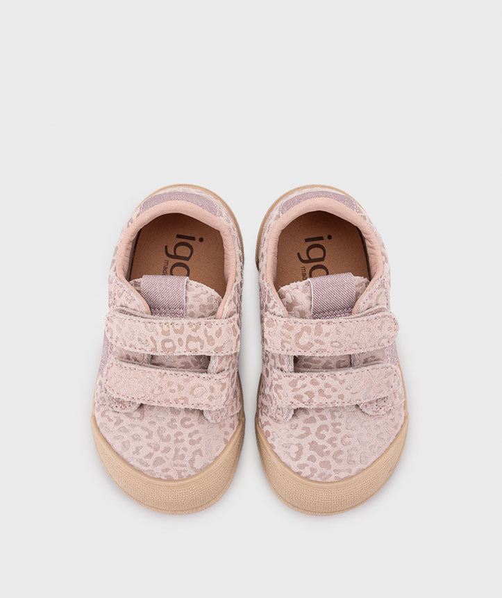 Vista superior das sapatilhas Igor Barefoot TENNIS LEO ROSA, mostrando as palmilhas com o logótipo "Igor" e o fecho duplo de velcro.