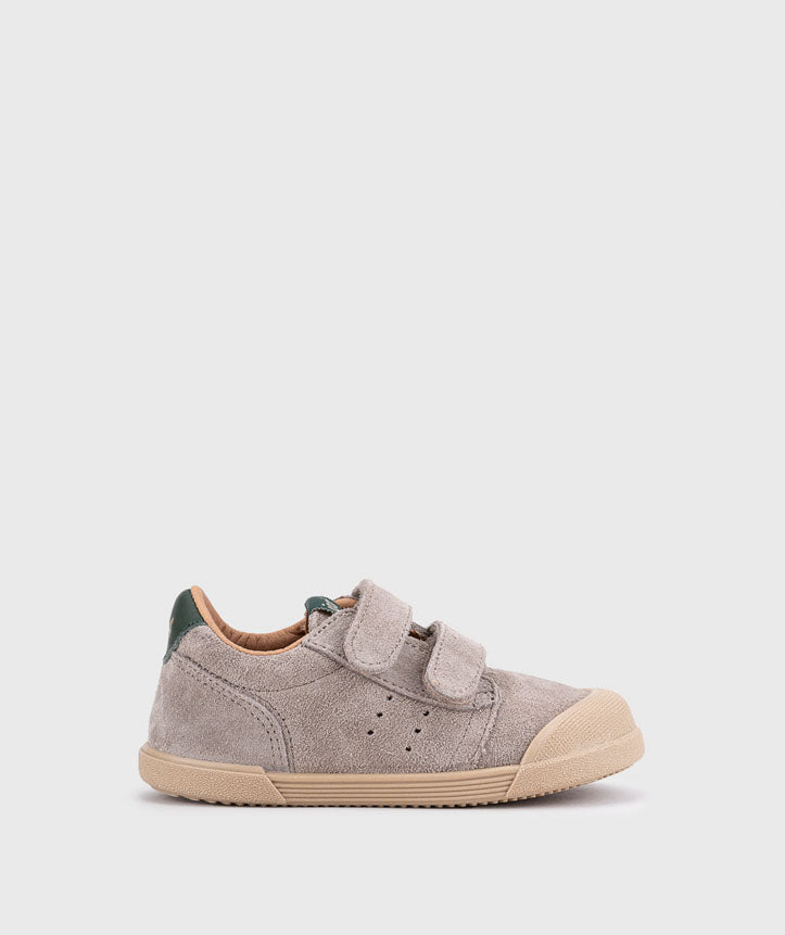 Sapatilha infantil Igor Barefoot TENNIS SUEDE TOPO, cor bege/cinza, mostrando o design minimalista e a sola flexível.