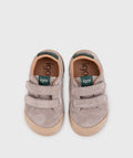 Vista superior de um par de sapatilhas Igor Barefoot TENNIS SUEDE TOPO, mostrando as palmilhas com o logótipo "Igor" e as duas tiras de fecho touch.