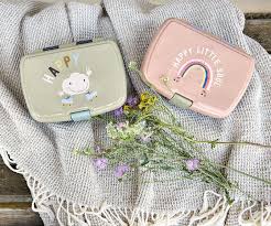 Lassig lancheira Lunchbox Rainbow fechada, em tons de rosa e lilás, com ilustração de arco-íris e a frase "Happy Little Soul".