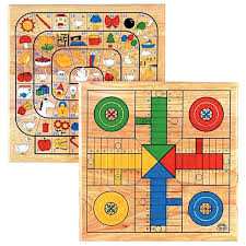 Imagem comparativa mostrando os dois lados do tabuleiro de madeira Cayro: o Jogo da Glória e o Jogo do Ludo.