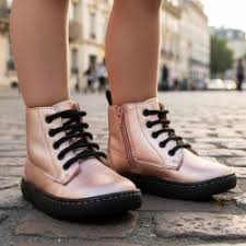 Criança a usar as botas barefoot Blanditos by Crio's Doha Rosa em pavimento de calçada, destacando o ajuste confortável e o estilo urbano.