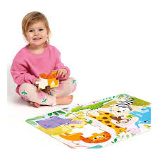 Criança sentada no chão a brincar com o puzzle Banana Panda Primeiro Jumbo Safari parcialmente montado, mostrando o tamanho das peças.