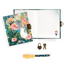 Conteúdo do diário Djeco Kendra: caderno aberto com páginas pautadas, cadeado, chaves e caneta de tinta invisível.