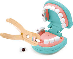 Detalhe do modelo de boca do Hape Conjunto Dentista, mostrando dentes removíveis e a pinça de extração em uso.