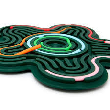 Jogo sensorial Miniland Flexihetti Flower verde com esparguetes de silicone coloridos inseridos, criando um labirinto tátil.