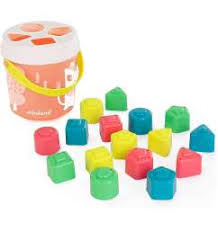 Miniland Cubo com formas de encaixe laranja e as 16 peças coloridas dispostas à sua frente, em fundo branco.
