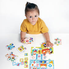 Criança a montar as peças dos Puzzles Casa da Banana Panda, demonstrando a escala e a interação com o jogo.