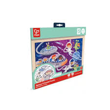 Criança sentada no chão a montar o Hape Puzzle de madeira Amigos no espaço, com peças soltas e o puzzle completo ao lado.