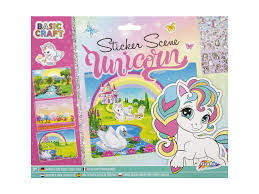 Detalhe da embalagem do kit Moxy Sticker Scene Unicórnio, com um unicórnio em primeiro plano e os cenários de fantasia com arco-íris e lago.