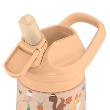 Detalhe da tampa de palhinha retrátil e alça da Garrafa Térmica Cool Bottles Woodland Buddies 350ml, em cor pêssego.