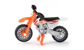Vista lateral da miniatura SIKU da mota de motocross KTM SX-F 450, com foco no chassis laranja e branco e rodas pretas.
