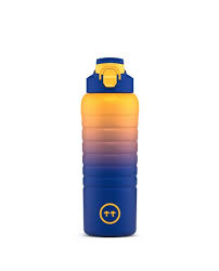 Garrafa térmica Cool Bottles Sport Paris, azul e dourada, com tampa Fitness amarela e azul, vista de corpo inteiro.