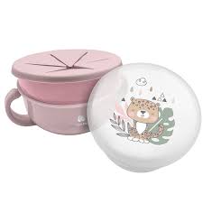 Kikkaboo Porta snacks rosa com padrão leopardo, mostrando a tigela com pega, a tampa de silicone anti-derrame e a tampa protetora com ilustração.