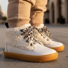 Crianças com calçado barefoot Blanditos by Crio's - Bota Doha Porcel com atacadores de onça, vistas de perto.