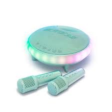 A coluna de som portátil KidyWolf Karaoke Kidy com as luzes LED multicoloridas acesas e os dois microfones à sua frente.
