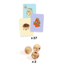 Detalhe dos componentes do jogo Djeco Sugar Cake, focando-se em três dados de madeira e cartas com ilustrações de morangos, farinha e um rato.