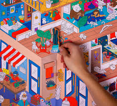 Mão de uma criança a colocar um autocolante no póster gigante OMY Casa, demonstrando a atividade interativa e criativa.