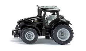 Miniatura de trator SIKU Deutz-Fahr TTV 7250 Warrior de cor preta, vista lateralmente, sobre fundo branco.